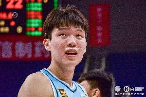 心态被打炸！杨瀚森全场陷入犯规困扰最终6犯离场 仅得2分